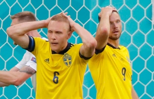 VIDEO: Xem lại phản xạ xuất thần, cứu thua trên vạch vôi của thủ môn Slovakia