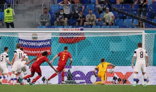 Hài hước với pha đốt đền thứ hai tại EURO 2020 tới từ một thủ môn