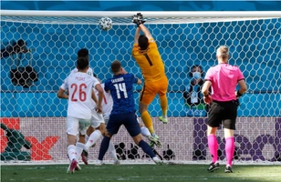 VIDEO: Hài hước pha “bỏ nhỏ” của thủ môn Slovakia vào lưới nhà trước TBN