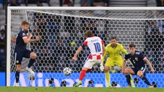 VIDEO: Xem đi xem lại không chán siêu phẩm trivela của Modric vào lưới Scotland