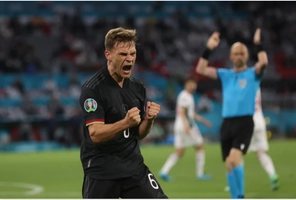 VIDEO: Cú đá không thể cản phá đưa Cỗ xe tăng vào vòng 1/8