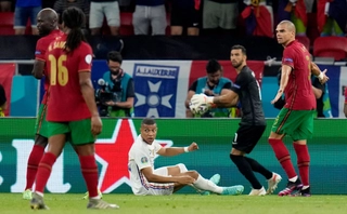 VIDEO: Tình huống Mbappe “câu” penalty gây tranh cãi trước BĐN