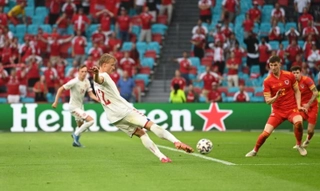 VIDEO: Sao trẻ Liverpool “biếu không” bàn thắng cho Đan Mạch