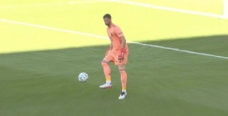 VIDEO: Thủ môn Tây Ban Nha mắc lỗi sơ đẳng biếu không Croatia bàn thắng