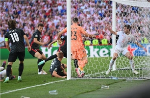 VIDEO: Modric xử lý đẳng cấp giúp Croatia níu kéo hy vọng trước Tây Ban Nha