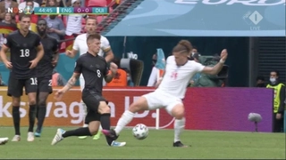 Làm thợ săn ống đồng, tiền vệ ĐT Anh thoát thẻ đỏ trận gặp Đức