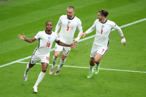 VIDEO: Luke Shaw dọn cỗ giúp Raheem Sterling sút tung lưới Manuel Neuer