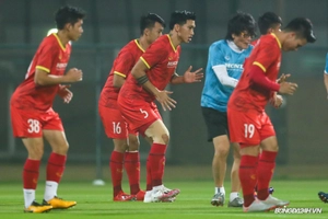 VIDEO: Đoàn Văn Hậu cà khịa Đức Chinh trong bài tập lạ