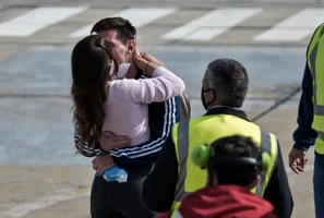 VIDEO: Vợ chồng Messi hôn nhau say đắm ngay tại sân bay
