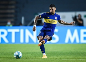 Hút thuốc và uống bia ngay trên sân, Marcos Rojo bị chỉ trích