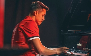 Thì ra đây mới là video công bố Jadon Sancho thực sự theo style đánh đàn