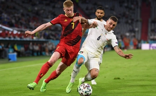 VIDEO: Ngỡ ngàng với cú sút của thương binh De Bruyne?