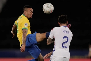 VIDEO: Rợn người với cú kung-fu của Gabriel Jesus vào mặt đối thủ