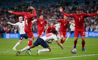 VIDEO: Tranh cãi nảy lửa tình huống Raheem Sterling đổ gục kiếm penalty cho ĐT Anh