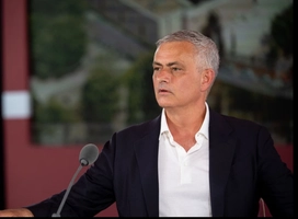 VIDEO: Mourinho gặp sự cố đầu tiên ở Roma