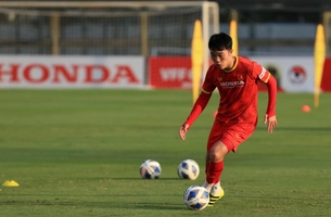 VIDEO: Xuân Trường sút xa trái phá suýt thành bàn