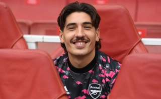 Video: Bellerin mắc sai lầm khó đỡ chỉ 1 phút vào sân