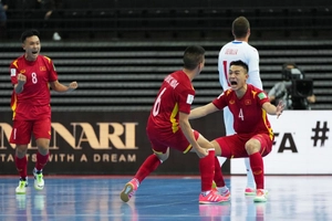 VIDEO: Bàn thắng quý hơn vàng giúp ĐT Futsal Việt Nam đi tiếp
