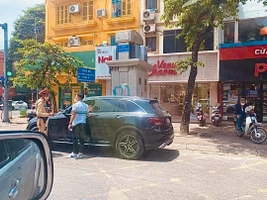 VIDEO: Trở lại Việt Nam, Quang Hải bị cảnh sát giao thông hỏi thăm