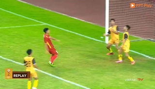 VIDEO: Pha dứt điểm hỏng ăn khó tin của tiền đạo U19 Việt Nam 