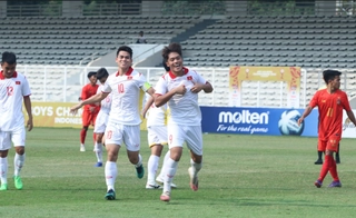 VIDEO: Quốc Việt đánh đầu đẳng cấp ghi bàn cho U19 Việt Nam