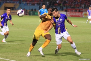 Video: Rimario tung cú sút trái phá gieo sầu cho Hà Nội FC