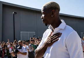 VIDEO: Pogba từ chối kí lên áo đấu MU 