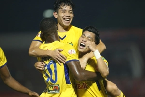 Thủ môn Bùi Tiến Dũng mắc lỗi khó tin, CLB TP.HCM để HAGL chọc thủng lưới 