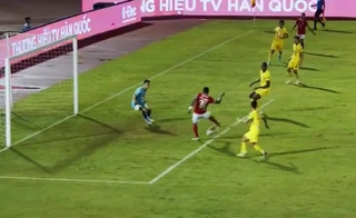 Choáng với pha dứt điểm hỏng ăn của Hoàng Vũ Samson trước khung thành HAGL