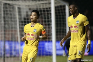 HAGL thoát hiểm sau khi Văn Thanh đánh bại Đặng Văn Lâm trên chấm 11m