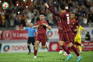 VIDEO: Hồ Tấn Tài băng xuống dứt điểm tinh tế như tiền đạo