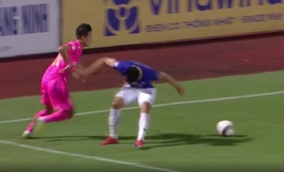 Thành Chung chơi như nghiệp dư trong tình huống dẫn đến bàn thua của Hà Nội FC