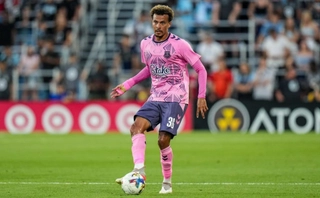 Video: Dele Alli đệm bóng cửa gôn ra ngoài khó tin