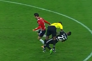 VIDEO: Angel di Maria đổ gục sau pha va chạm với trọng tài