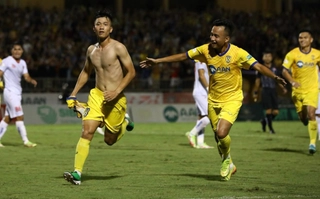 Phan Văn Đức lập siêu phẩm trước sự chứng kiến của thầy Park