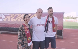 VIDEO: Jose Mourinho làm việc mà không ai có thể tưởng tượng ra