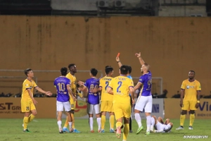 Ngoại binh SLNA từ người hùng hóa tội đồ sau pha đánh nguội thô thiển