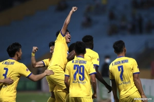 VIDEO: SLNA bất ngờ ghi bàn thắng sớm vào lưới Hà Nội FC