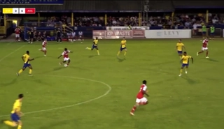 VIDEO: Sao trẻ Arsenal lập siêu phẩm ghi bàn từ giữa sân