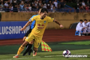 VIDEO: Văn Toàn ngã trong vòng cấm, HAGL không được hưởng penalty 