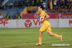 VIDEO: Văn Toàn dứt điểm trái phá tung nóc lưới Bình Dương