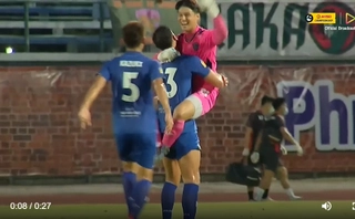 Thủ môn Thái Lan tạo siêu phẩm không thể tin nổi từ cự li 70m