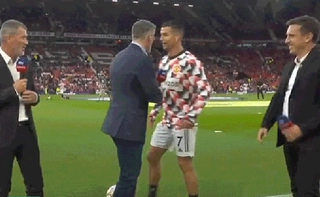 VIDEO: Cristiano Ronaldo khiến Jamie Carragher bẽ mặt