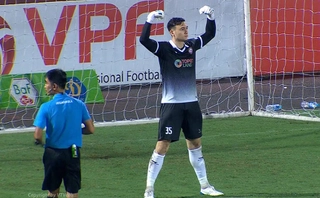 VIDEO: Văn Lâm tỏa sáng giúp Bình Định đánh bại Viettel trên chấm luân lưu