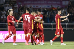 Xem lại siêu phẩm sút xa của tiền đạo Văn Quyết vào lưới Singapore