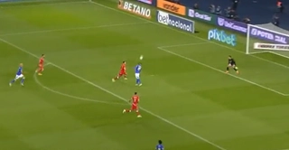 VIDEO: Raphinha tái hiện siêu phẩm của Robin van Persie