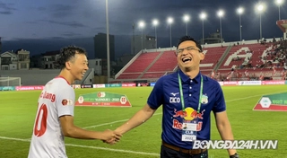 VIDEO: Châu Ngọc Quang cười trừ trước câu hỏi thăm của HLV Kiatisuk