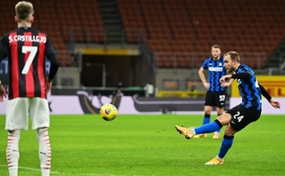 Video: Christian Eriksen lập siêu phẩm đá phạt trên sân tập