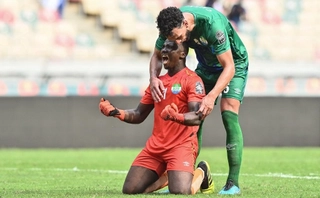 Video: Thủ môn thi đấu quả cảm giúp Sierra Leone cầm hòa ĐKVĐ Algeria