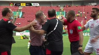 VIDEO: Sợ có bàn thắng? Trọng tài CAN thổi còi hết giờ ở phút 85